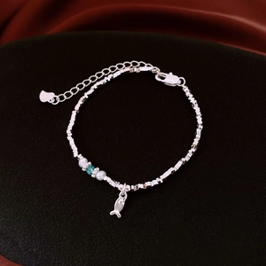 Dettaglio del bracciale in argento con perle d'acqua dolce, turchese e ciondolo pesce