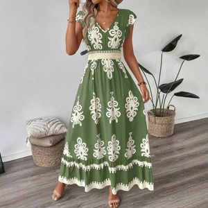 Détail de la robe longue bohème à col en V avec imprimés géométriques blancs
