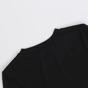 Dettaglio dello scollo rotondo e delle cuciture fini di questo top nero a maniche lunghe