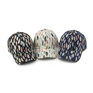 Tre cappellini da baseball casual con stampe di piume colorate in nero beige e blu