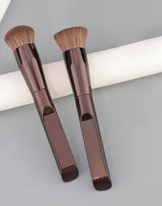 Dettaglio dei pennelli da fondotinta tondi e piatti con setole dense e impugnature ergonomiche