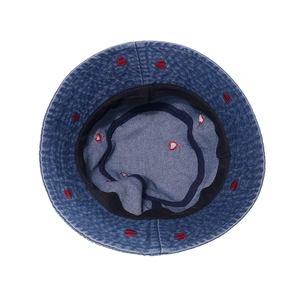 Chapeau bob en denim bleu avec broderie cœur rouge et bandeau noir intérieur