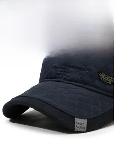Detailansicht der gesteppten dunkelblauen Baseballkappe mit Rautenstickerei und Metalllogo