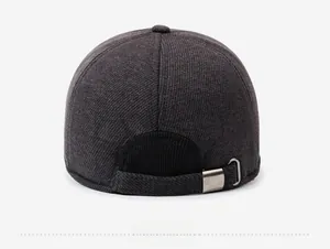 Detail der Winter-Baseballkappe Rückansicht mit verstellbarer Metallschnalle und Textur