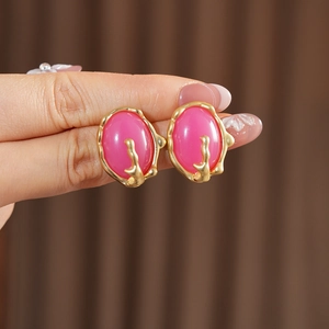 Gros plan détaillé de boucles d'oreilles vintage en or avec pierres en résine rose