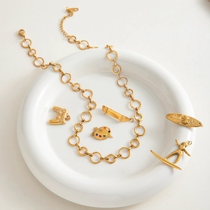 Collier classique en acier inoxydable plaqué or 18 carats avec cinq pendentifs variés