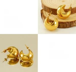 Dettaglio di orecchini a C placcati oro 18K che mostra la lucidatura e la galvanica