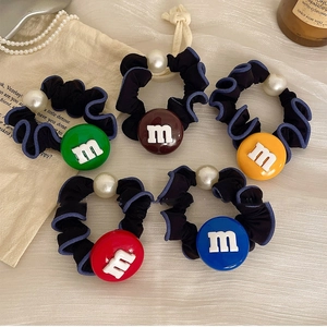 Chouchous colorés avec breloques lettre M, perles et froufrous en diverses couleurs