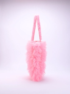 Vista detallada de las capas de malla rosa con volantes y la textura de este bolso elegante