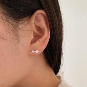 Elegant 925 sterling silver bow stud earrings featuring a minimalist and delicate design