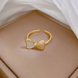Verstellbarer goldener Schmetterlingsring mit weißem Emaille und Zirkonia auf Seide