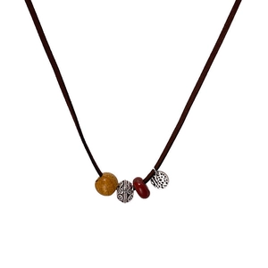 Collar de cuerda trenzada estilo retro con cuentas de resina y detalles de plata grabada