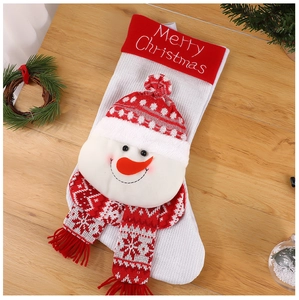 Détail d'une chaussette de Noël bonhomme de neige avec broderie sur une surface en bois