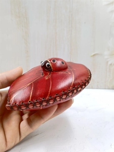 Porte-monnaie feuille rouge en cuir épais fait main avec coccinelle et couture croisée