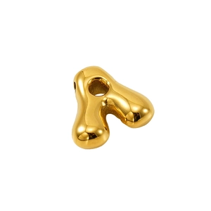 Pendentif lettre bulle doré poli en acier inoxydable sur fond blanc immaculé