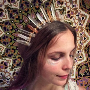 Couronne en cristal naturel faite à la main pour mariage et festival bohème sur mannequin