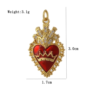 Vue détaillée du pendentif cœur couronne en émail rouge, taille 3,0x1,7cm et poids 3,1g
