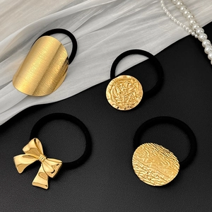 Minimalistisches Haargummi-Set aus Goldmetall mit Lavatextur für Damen