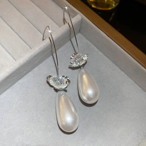 Vue détaillée de boucles d'oreilles fleur en argent avec zircon et perles poires