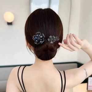 Pince à cheveux fleurie élégante avec zircons brillants portée par un mannequin