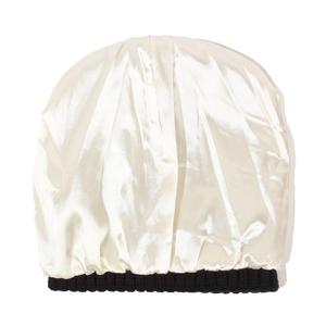 Détail du bonnet en satin blanc avec bord côte noir pour la protection des cheveux
