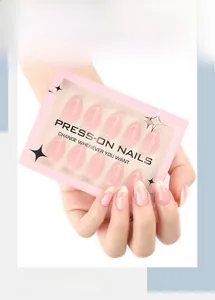 Dettaglio delle unghie finte French manicure rosa nude in forma a mandorla corta