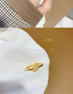 Detailed close-up of 18K gold bow ring with traditional Chinese Fu character engraving