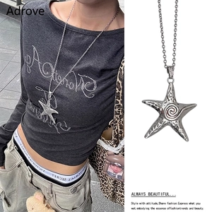 Gros plan d'un collier avec pendentif étoile de mer vintage, texture spirale et fini martelé