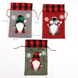 Weihnachts-Geschenktüten aus Sackleinen mit Wichtel-Motiv und rot-schwarzem Karomuster