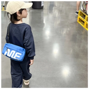 Détail du sac bandoulière bleu pour enfant avec inscription ME et sangle réglable