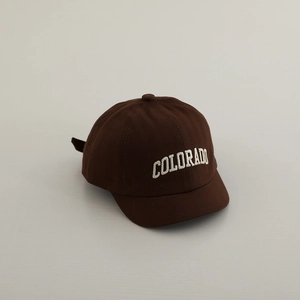 Detail der Colorado-3D-Stickerei auf brauner Baumwoll-Baby-Baseballmütze mit kurzem Schirm