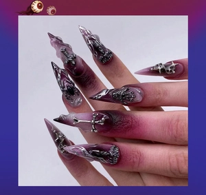 Unghie finte stiletto gotiche con sfumature viola, croci 3D e ciondoli a forma di ragno