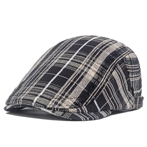 Détail d'une casquette gavroche à carreaux montrant la texture et la boucle latérale