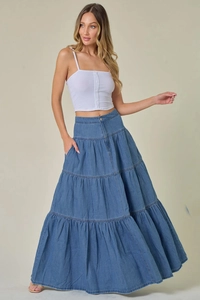 Dettaglio ravvicinato degli strati a balze e della trama denim di questa gonna lunga a vita bassa