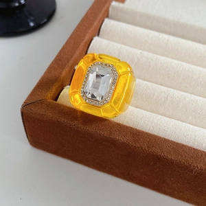 Gros plan sur la bague vintage hexagonale en résine jaune avec pierre taille émeraude