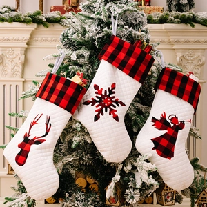 Weiße Weihnachtssocken mit rot-schwarzem Karomuster, Rentier-, Flocken- und Engelmotiv
