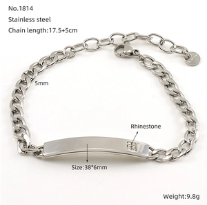 Dettaglio di una piastra in acciaio inossidabile lucido 38x6mm con strass su catena cubana