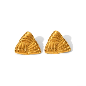 Dreieckige goldene Ohrringe mit strahlender Streifentextur im geometrischen Edelstahldesign
