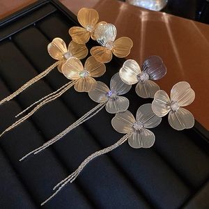 Élégantes boucles d'oreilles à pampilles en or et argent avec fleurs brossées et strass