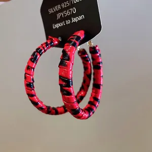 Boucles d'oreilles créoles en argent 925 avec texture cuir léopard rouge et noir