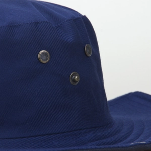 Détail d'oeillets d'aération et bouton-pression sur chapeau bob en toile bleu marine
