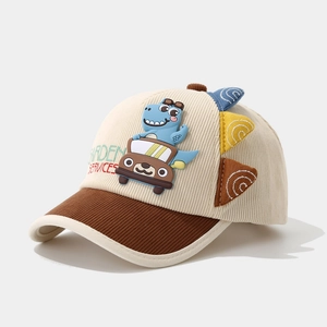 Dettaglio cappellino bimbo in velluto a coste con patch dinosauro e ricamo decorativo