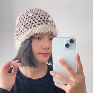 Bonnet en crochet fait main pour femme en fil rose mélangé avec paillettes et plumes