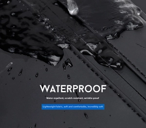 Nahaufnahme von wasserdichtem schwarzem Stoff mit Wassertropfen auf kratzfestem Material