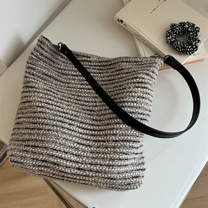 Sac cabas minimaliste en tweed texturé avec bandoulière noire pour le style automnal