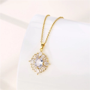 Collier élégant en acier titane doré avec pendentif tournesol en zircon et pierre précieuse