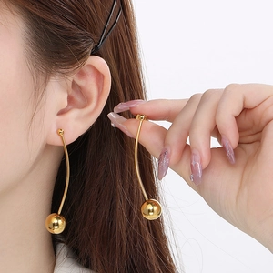 Boucles d'oreilles longues dorées à pampilles avec perles de 12mm de style minimaliste