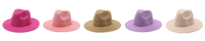 Dettaglio di cinque cappelli fedora di paglia a tesa larga in vari colori pastello
