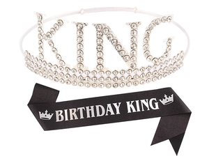 Détail de la couronne KING en strass argentés et écharpe noire BIRTHDAY KING pour homme