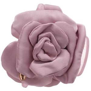 Pinza per capelli con rosa in raso rosa e ciondolo a cuore dorato su sfondo bianco